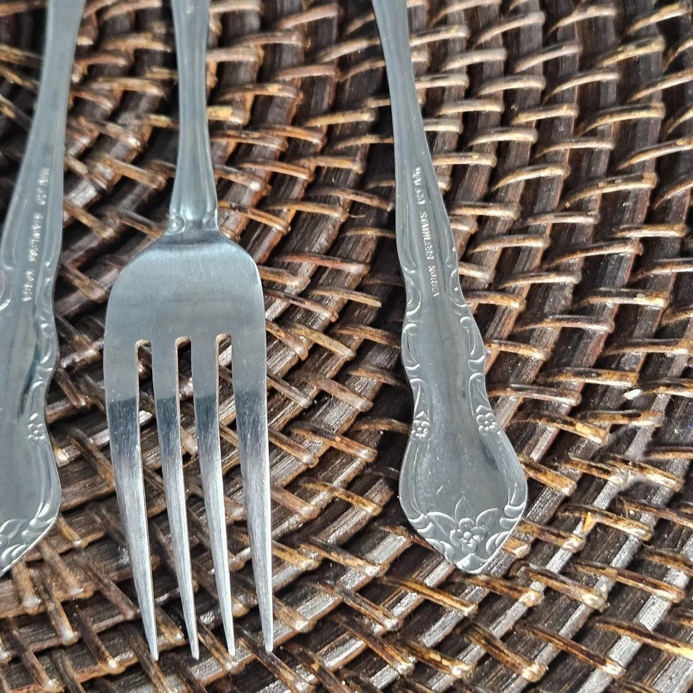 Lot of 4 Walco Discretion Stainless Korea Dinner‎ Forks